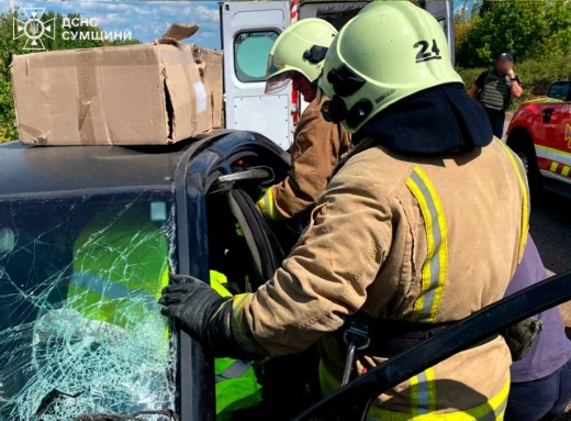 Рятувальники врятували п'ятьох людей під час двох ДТП на Сумщині фото