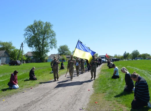 На Лебединщині попрощалися із захисником Артемом Шолохом фото