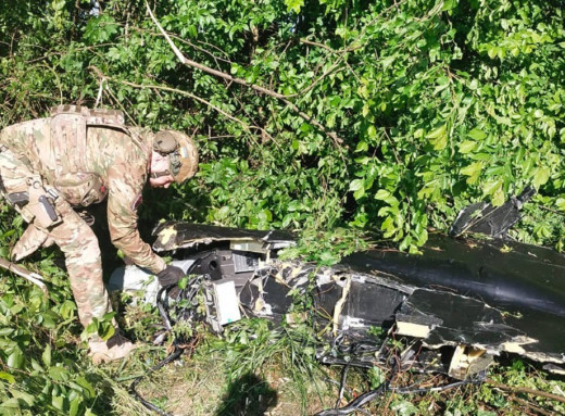 На Сумщині вибухотехніки поліції знешкодила 90-кілограмову бойову частину збитого ворожого дрона фото На Сумщині вибухотехніки поліції знешкодила 90-кілограмову бойову частину збитого ворожого дрона фото
