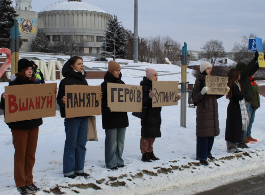 "Якщо вважаєте себе українцем, хоча б на хвилину зупиніться" – у Сумах вшанували загиблих хвилиною мовчання фото