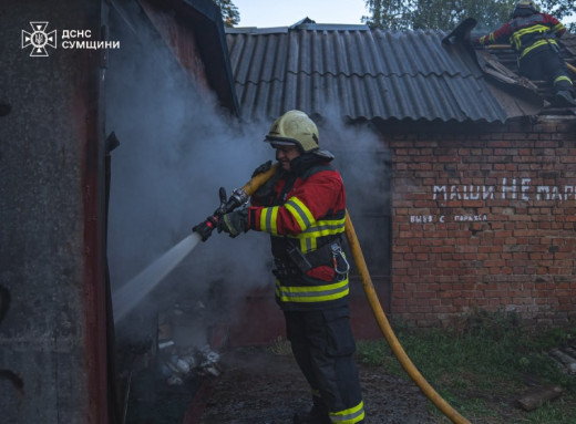 У Сумах годину гасили пожежу в гаражі на Новомістенській фото