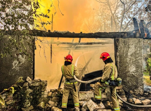 У Ромнах горів гараж: вогнеборці ліквідували пожежу фото