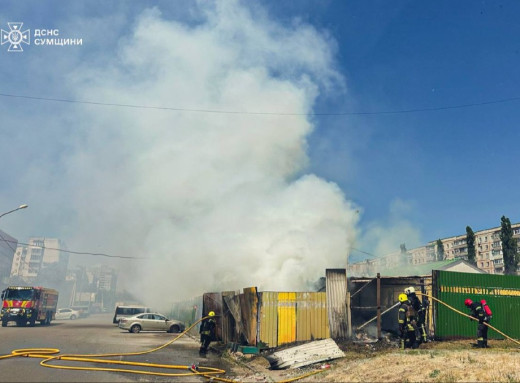 Вогнеборці ліквідували пожежу на ринку в Сумах фото
