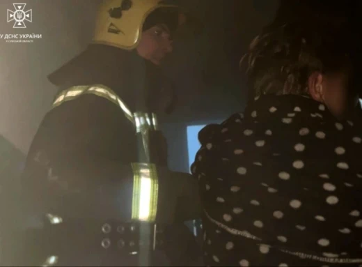 У Шостці сталася пожежа у 9-поверхівці: вогнеборці врятували жінку фото