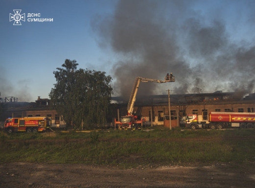 У Сумах рятувальники ліквідували масштабну пожежу, спричинену ворожою атакою фото У Сумах рятувальники ліквідували масштабну пожежу, спричинену ворожою атакою фото