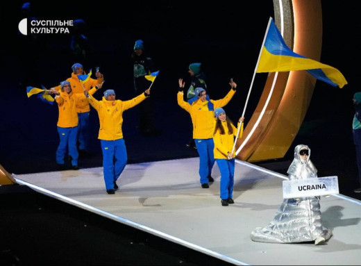 Росіянка несла табличку збірної України на відкритті Олімпіади у Мілані фото