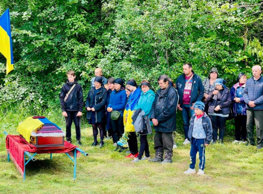 Кролевеччина попрощалася із загиблим захисником Сергієм Бородюком фото Кролевеччина попрощалася із загиблим захисником Сергієм Бородюком фото