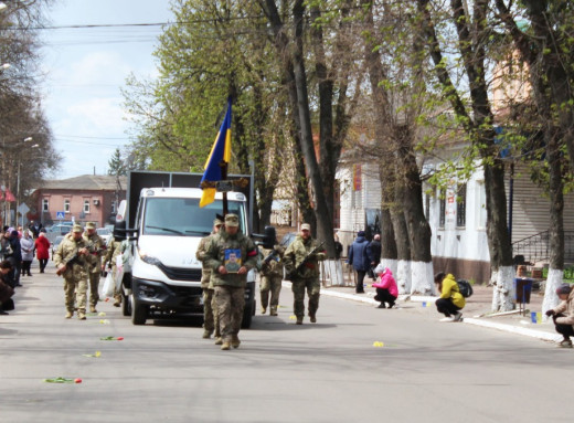На Лебединщині попрощалися з воїном-розвідником Сергієм Марченком фото