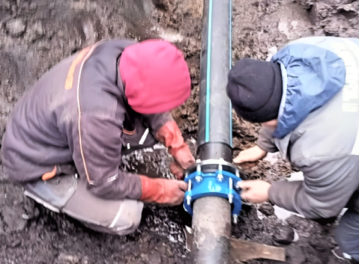 У Сумах на водозаборі замінили стару сталеву трубу на сучасний поліетилен фото