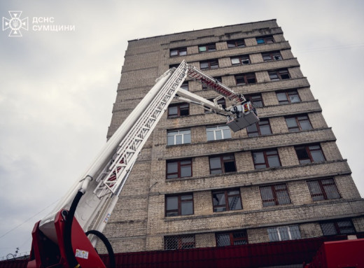 У Сумах ліквідовують наслідки ворожої атаки: рятувальники відновили вікна у гуртожитку фото