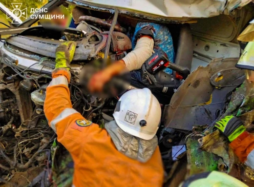 Під Сумами зіштовхнулися дві вантажівки: водія діставали рятувальники фото