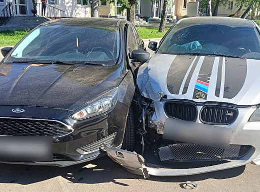 У центрі Сум внаслідок потрійної автопригоди постраждали двоє людей фото