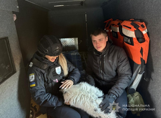Врятувався дивом: поліцейські вивезли 20-річного юнака та його тварин зі зруйнованої оселі на Білопільщині фото