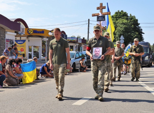 Тростянецька громада попрощалася з Героєм Сергієм Давидовим, який рік вважався зниклим безвісти фото Тростянецька громада попрощалася з Героєм Сергієм Давидовим, який рік вважався зниклим безвісти фото