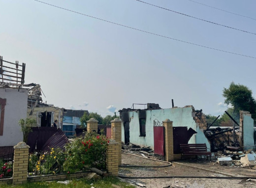 Поранено двох жителів Сумщини: поліція фіксує наслідки російських обстрілів фото Поранено двох жителів Сумщини: поліція фіксує наслідки російських обстрілів фото