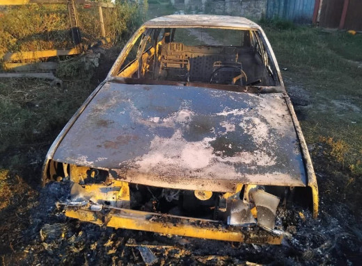 На Сумщині російський дрон спалив автомобіль на прикордонні фото На Сумщині російський дрон спалив автомобіль на прикордонні фото