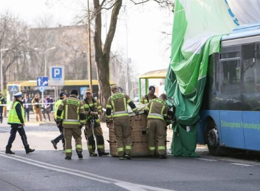 У Польщі пілотка повітряної кулі загинула після зіткнення з будівлею фото