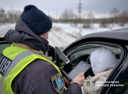 На блокпосту у Конотопському районі затримали дівчину з фальшивим посвідченням водія фото