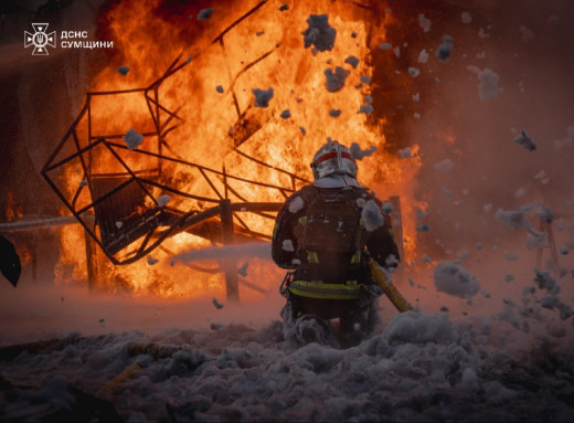 Рятувальники приборкали масштабну пожежу в промисловій зоні Сум, яку спричинив російський удар вранці 14 листопада фото