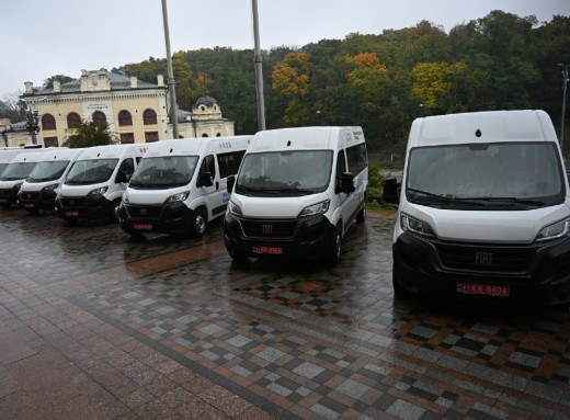 Сумський ЦНАП отримав від ПРООН та Республіки Корея спецавтомобіль для надання мобільних послуг фото