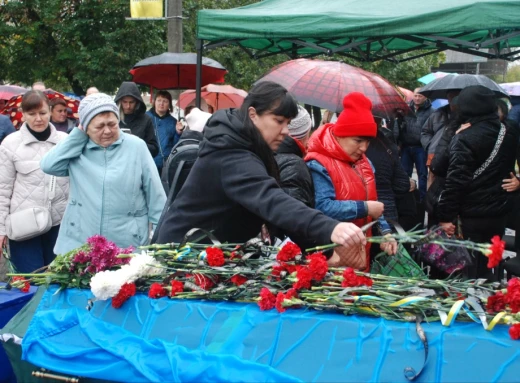 У Шостці попрощалися із захисником України Олександром Романченком фото