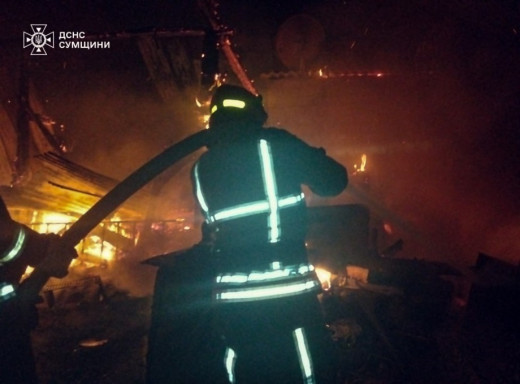 Рятувальники в Ромнах ліквідували масштабне загоряння у житловому секторі: є постраждала фото