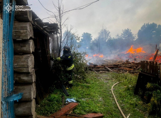 Окупанти вдарили по Шосткинському району: пошкоджено пожежний підрозділ і будинки фото Окупанти вдарили по Шосткинському району: пошкоджено пожежний підрозділ і будинки фото