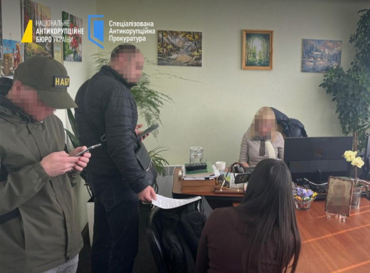 1,5-мільйонний хабар у податковій: на Сумщині викрили посадовицю на вимаганні грошей з прифронтового підприємства фото