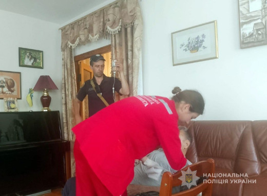 У Ворожбі поліцейські врятували літнього чоловіка фото У Ворожбі поліцейські врятували літнього чоловіка фото