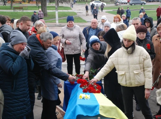 Шосткинці попрощалися із земляком-захисником України Андрієм Поповичем фото