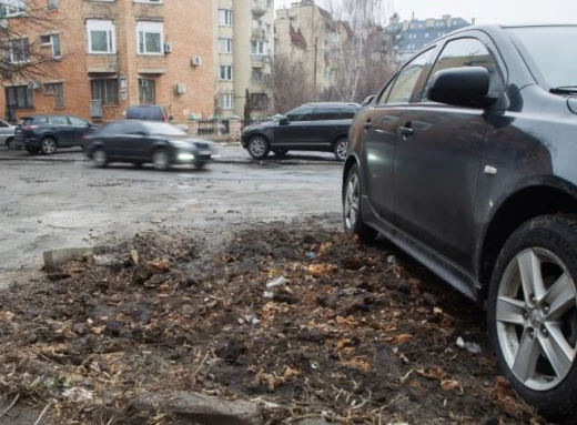 Де у дворі не можна паркуватися. Це мають знати всі водії фото