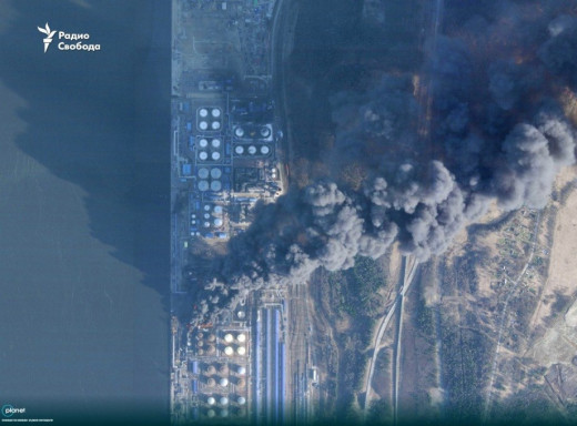 У російському порту Усть-Луга знову пожежа після атак дронів фото