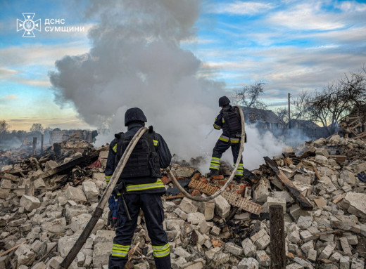 На Ямпільщині ДСНСники гасили пожежі під загрозою повторних ударів (відео) фото