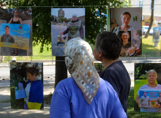 Очікування найрідніших - у Сумах відкрили фотовиставку про родини безвісти зниклих і полонених фото