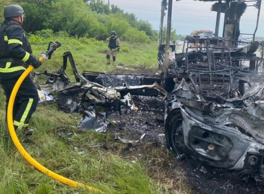 У Сумах атаковано автомобіль енергетиків: є загиблий та троє поранених фото У Сумах атаковано автомобіль енергетиків: є загиблий та троє поранених фото