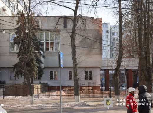 Наслідки масованого удару по Сумах: пошкоджено адмінбудівлі та десятки авто фото