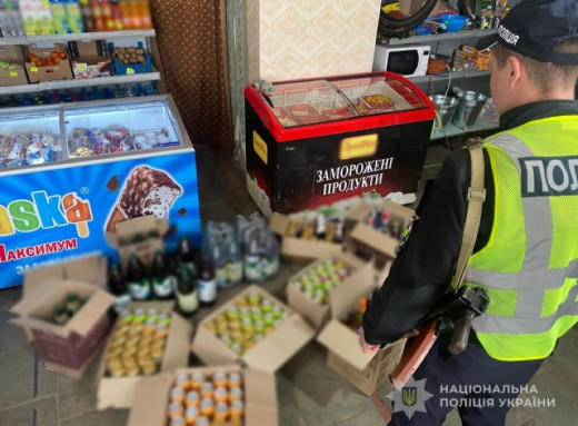 У Лебедині поліція припинила незаконний продаж алкоголю без ліцензії фото У Лебедині поліція припинила незаконний продаж алкоголю без ліцензії фото