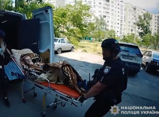 З прикордонного села на Сумщині поліцейські евакуювали 80-річного чоловіка фото З прикордонного села на Сумщині поліцейські евакуювали 80-річного чоловіка фото