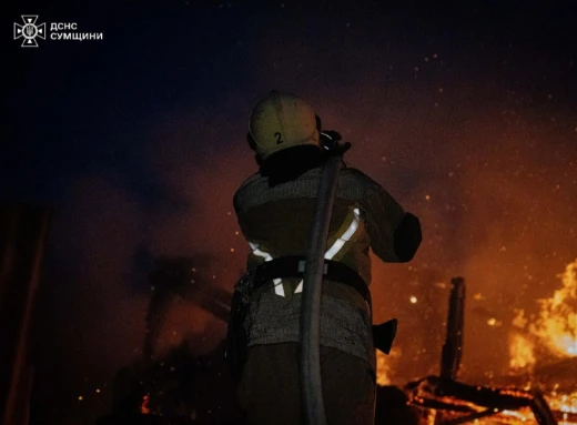 Вночі рятувальники загасили пожежу в житловому секторі під Сумами (відео) фото