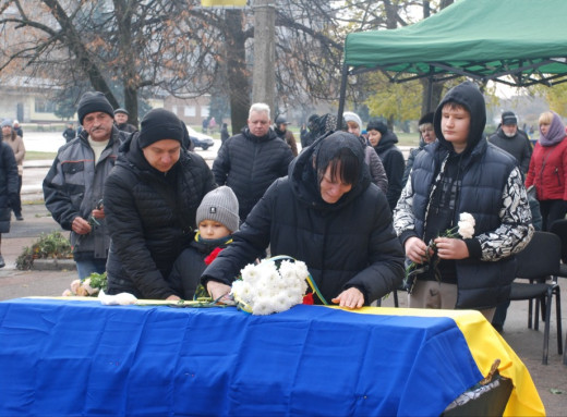 Шосткинці попрощалися із захисником Олександром Осипенком фото