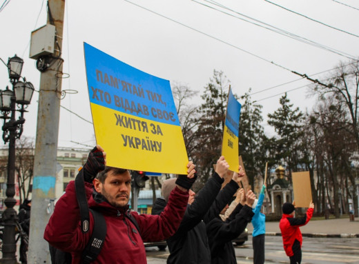 У Сумах хвилиною мовчання вшанували Костянтина Юзвюка та всіх полеглих Героїв фото