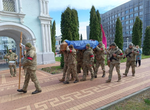 Сумська громада попрощалася із солдатом Олегом Філенком фото