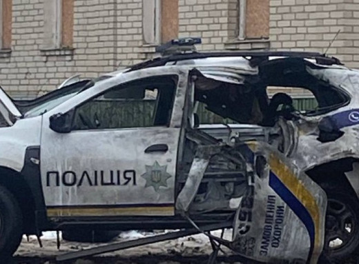 російський дрон-камікадзе атакував службову автівку поліції в Білопіллі фото
