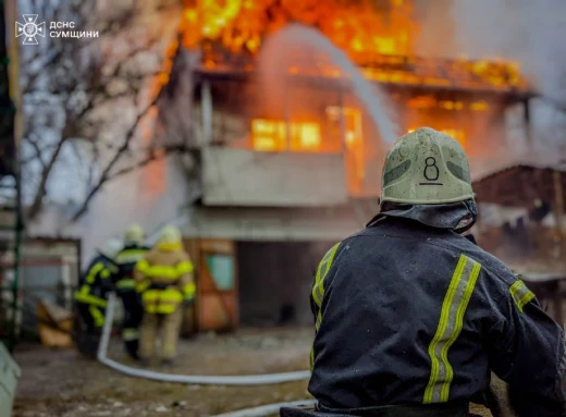 У Шостці рятувальники загасили масштабну пожежу в житловому секторі (відео) фото