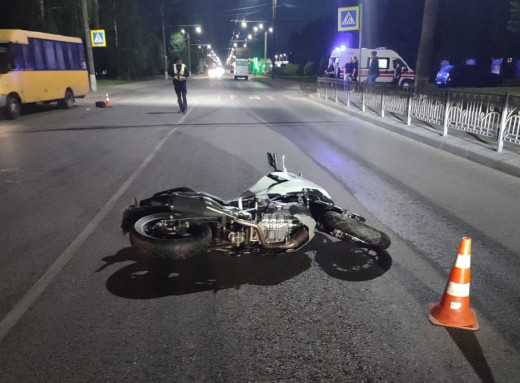 У Сумах мотоцикліст збив пішохода на переході: обох госпіталізували фото У Сумах мотоцикліст збив пішохода на переході: обох госпіталізували фото