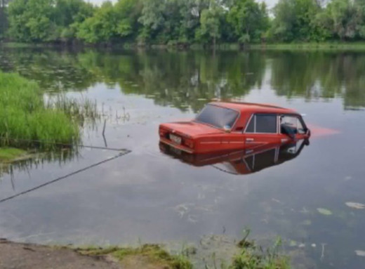 На Сумщині з Десни підняли автомобіль із загиблим чоловіком фото