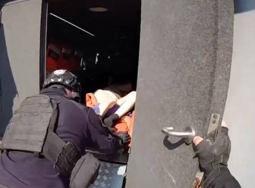 Поліцейські «Білого янгола» евакуювали з прикордоння чоловіка з інсультом фото