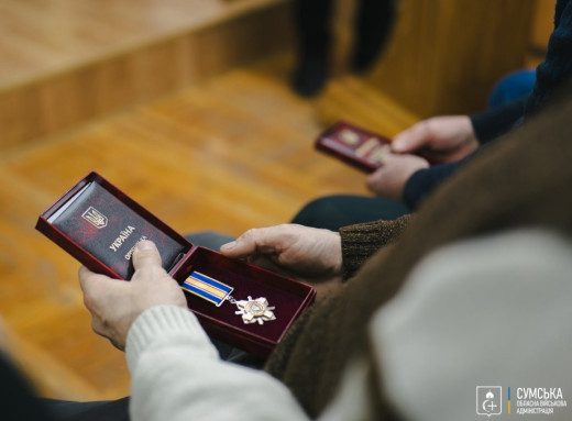 Родини чотирьох нацгвардійців із Сумщини отримали їхні посмертні ордени «За мужність» фото