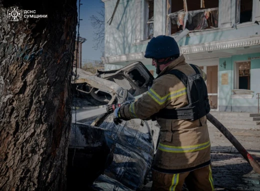 Рятувальники ліквідували наслідки авіаударів по Білопіллю (відео) фото