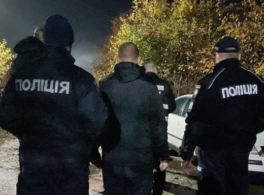 У Ромнах поліцейські викрили чоловіка у незаконному зберіганні автомата та боєприпасів фото